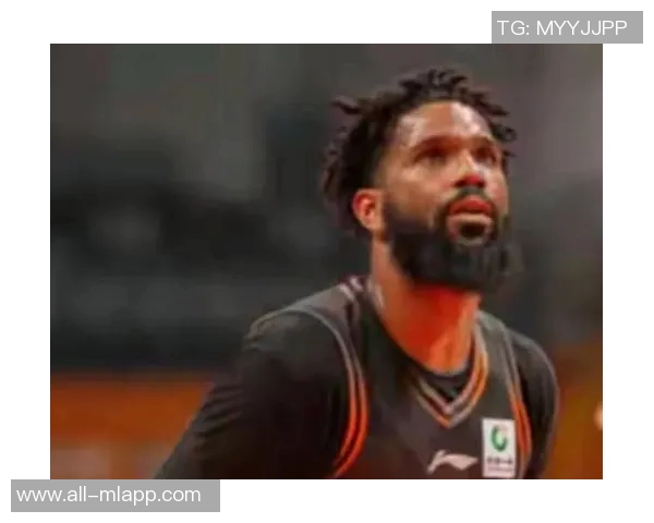 诺曼鲍威尔状态低迷14投仅4中贡献17分4篮板2抢断并有5次失误正负值为负8