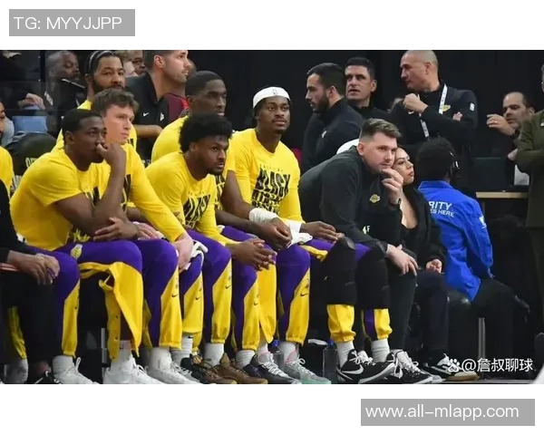 布朗尼调侃里夫斯换备胎经历乡间小路抛锚趣事引发热议