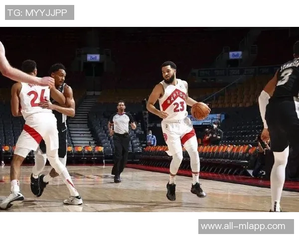 托尼帕克与保罗同现身马刺比赛现场引发球迷热议 托尼帕克与保罗同现身马刺比赛现场引发球迷热议